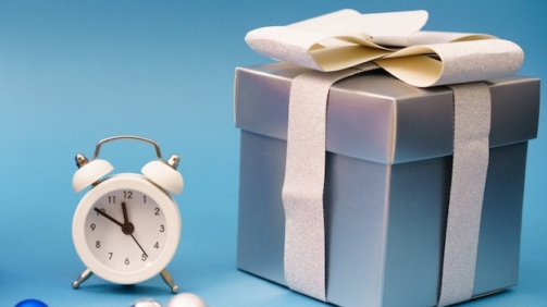 boites-cadeaux-jouets-sapin-noel-bleu-horloge-concept-temps-vacances-noel_78492-4246